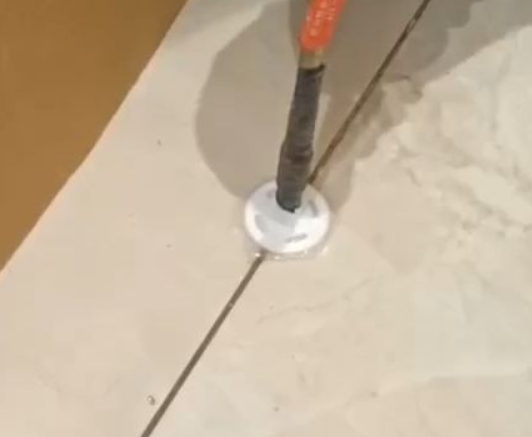 石棉瓷砖空鼓维修公司专业解答瓷砖在铺贴过程中，如果没有涂抹均匀到位的粘结材料（如水泥砂浆或瓷砖胶），可能会导致以下问题