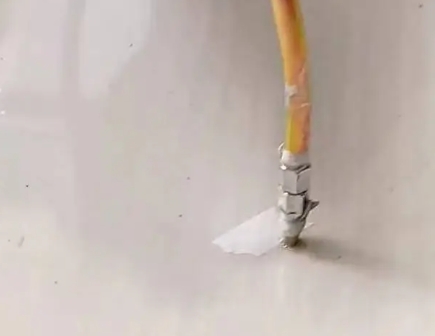 石棉瓷砖空鼓维修公司专业解答在瓷砖铺贴过程中，如果使用的砂料过粗（如全部使用了粗砂），可能会导致以下问题