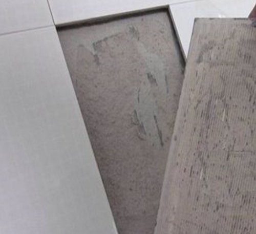 石棉瓷砖空鼓维修公司分享瓷砖铺贴时如果打浆（即涂抹在瓷砖背面和基层上的砂浆或瓷砖胶）过少，会带来以下问题